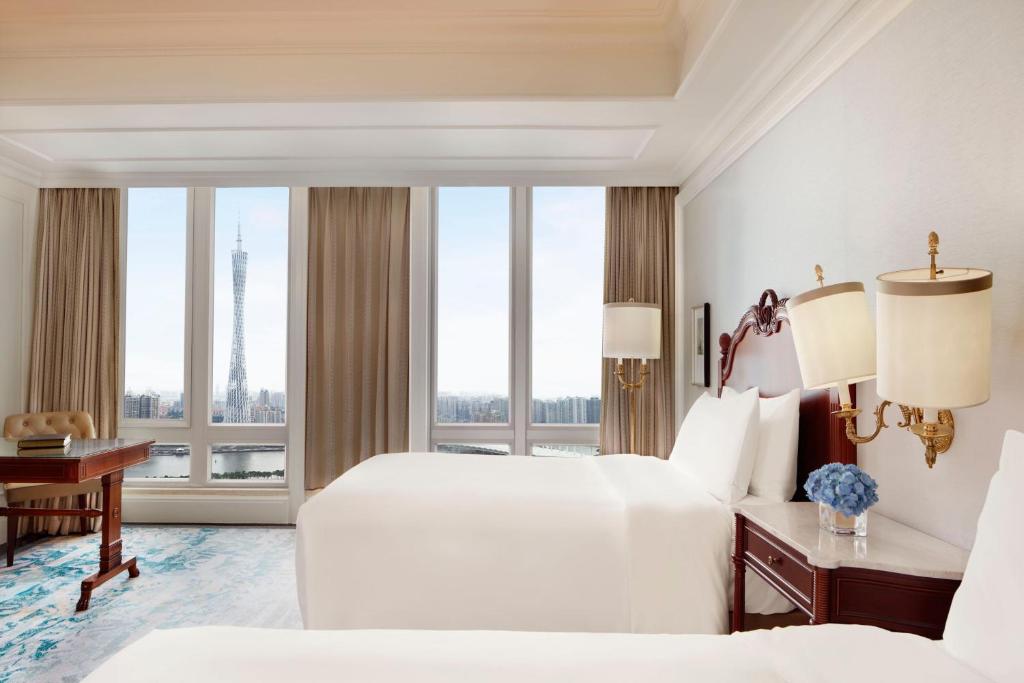 Postel nebo postele na pokoji v ubytování The Ritz-Carlton, Guangzhou