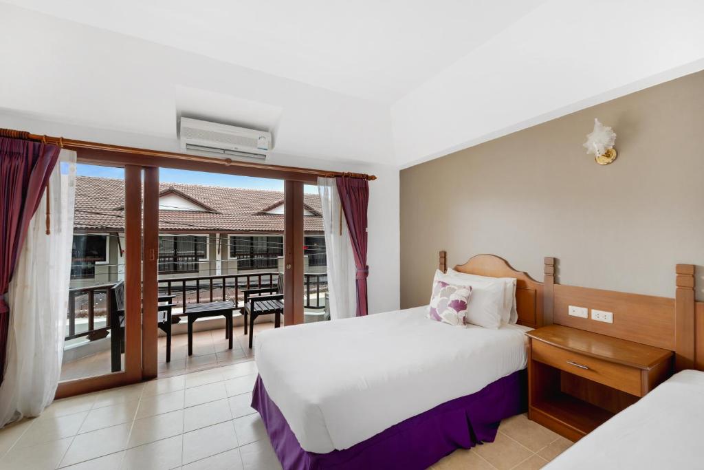 ein Schlafzimmer mit einem Bett und einem Balkon in der Unterkunft MyVillage Lamai in Lamai