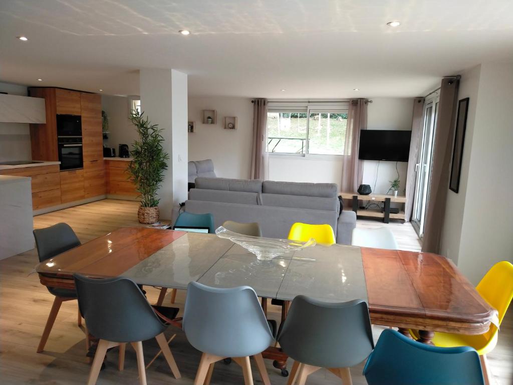uma sala de estar com uma mesa de jantar e cadeiras em Gîte des Gônes - Lyon Charme em Feyzin