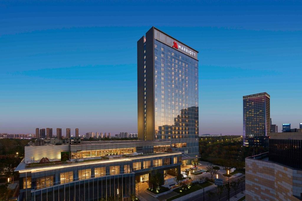 una representación de un edificio alto en una ciudad en Jiaxing Marriott Hotel, en Jiaxing