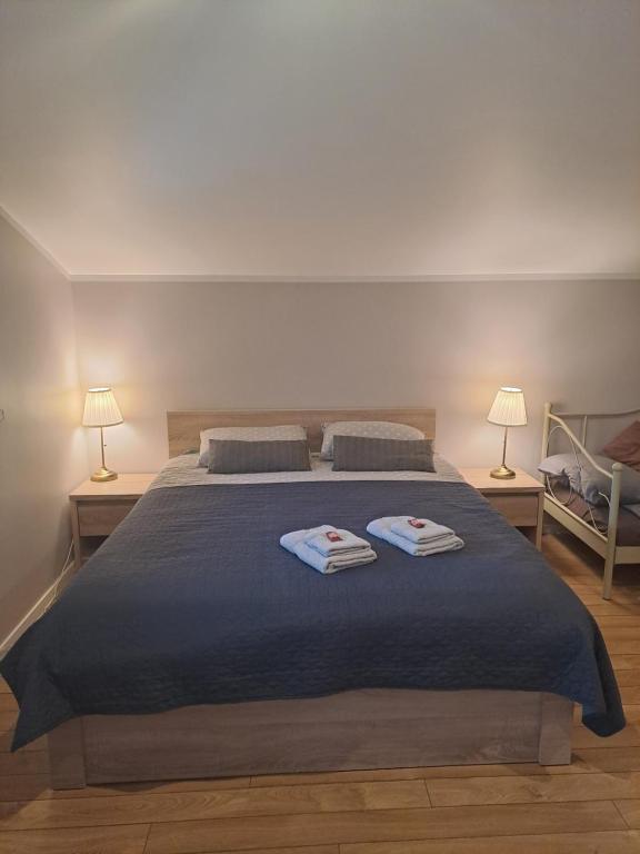 um quarto com uma cama grande com duas toalhas em Rožu iela em Sigulda
