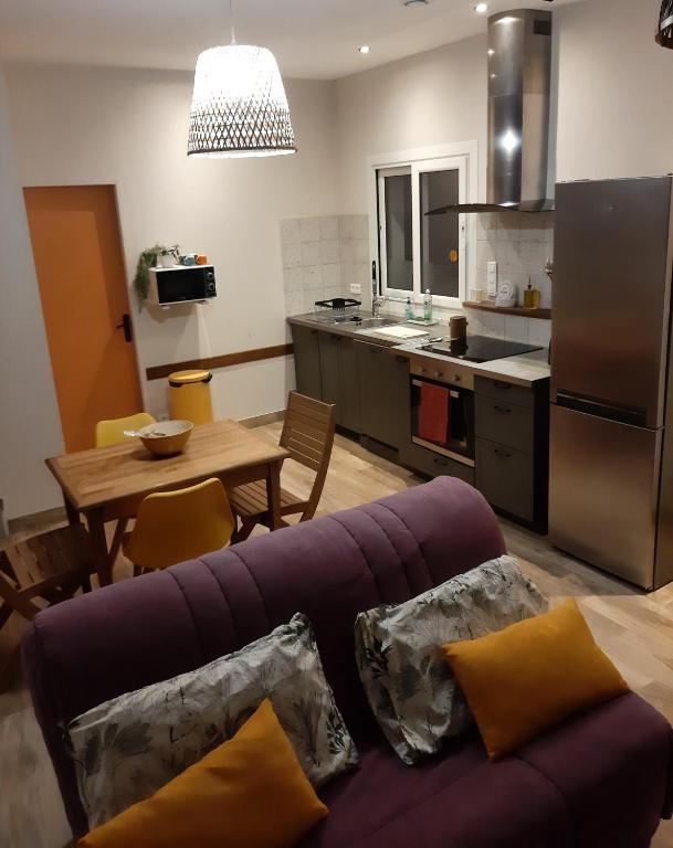 Il comprend un salon avec un canapé violet et une cuisine. dans l'établissement U Maestrale, à Canale-di-Verde