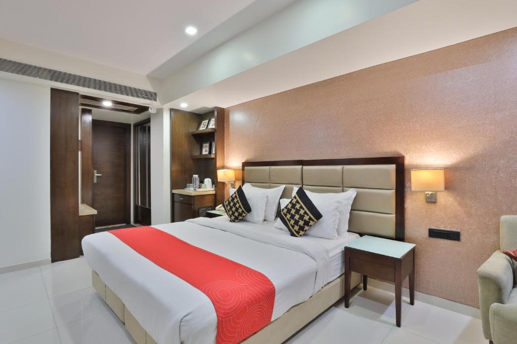 Postel nebo postele na pokoji v ubytování Krios Hotel - Near SG Highway, Ahmedabad