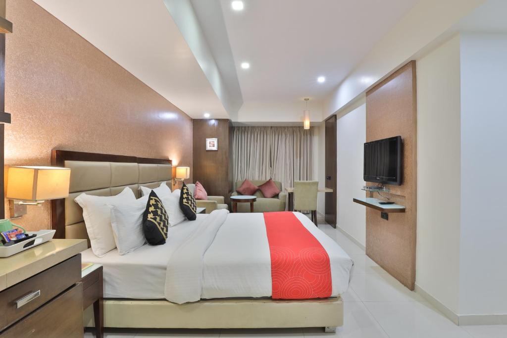 Postel nebo postele na pokoji v ubytování Krios Hotel - Near SG Highway, Ahmedabad