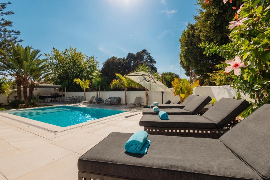 Basen w obiekcie 6 bedroom villa, with heated pool and sea views, next to the beach of Costabella lub w pobliżu