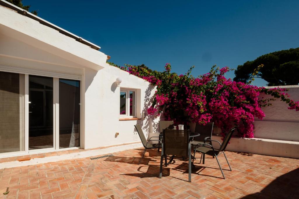 Ogród w obiekcie 6 bedroom villa, with heated pool and sea views, next to the beach of Costabella