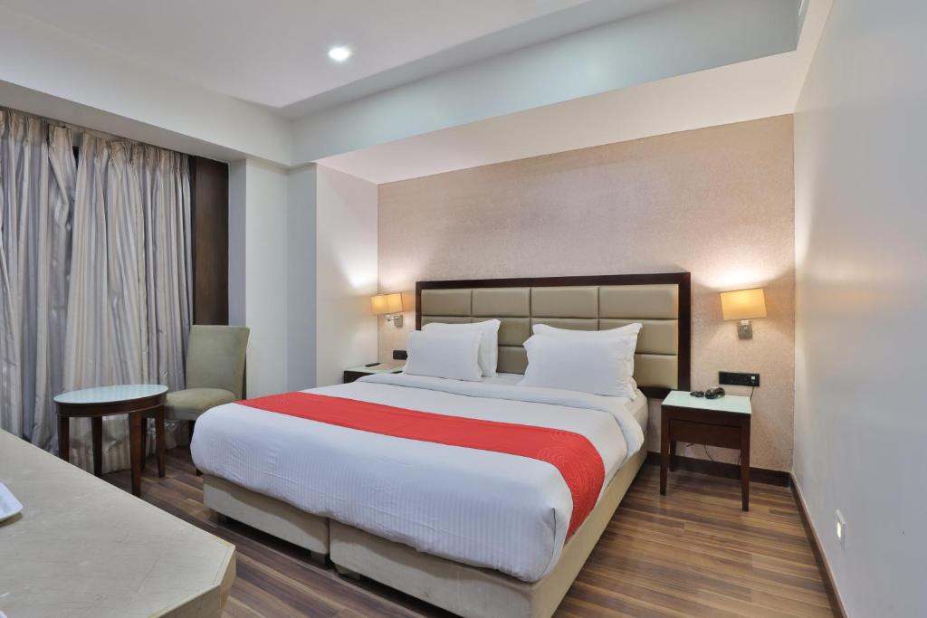 Postel nebo postele na pokoji v ubytování Krios Hotel - Near SG Highway, Ahmedabad