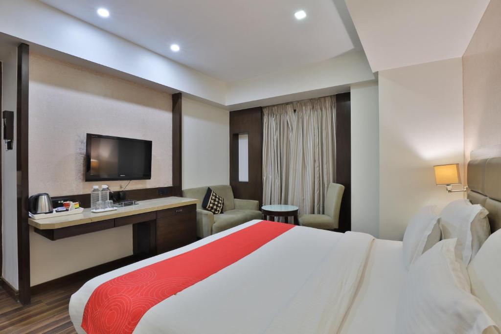 Postel nebo postele na pokoji v ubytování Krios Hotel - Near SG Highway, Ahmedabad