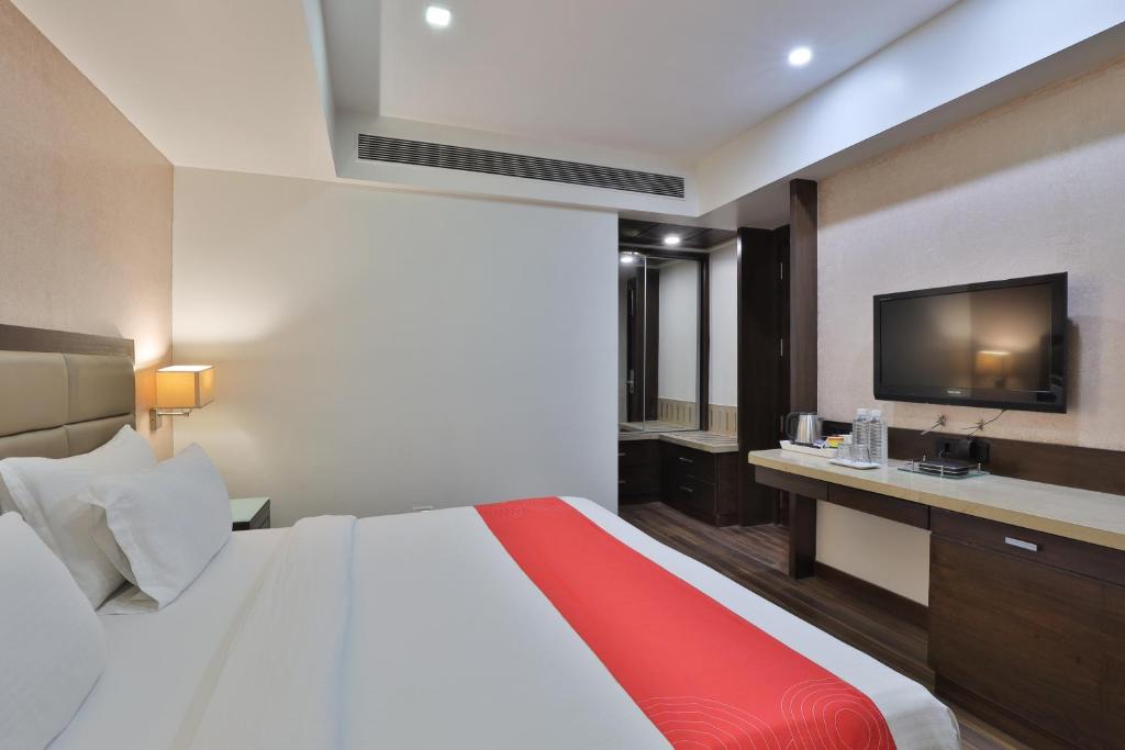 TV a/nebo společenská místnost v ubytování Krios Hotel - Near SG Highway, Ahmedabad