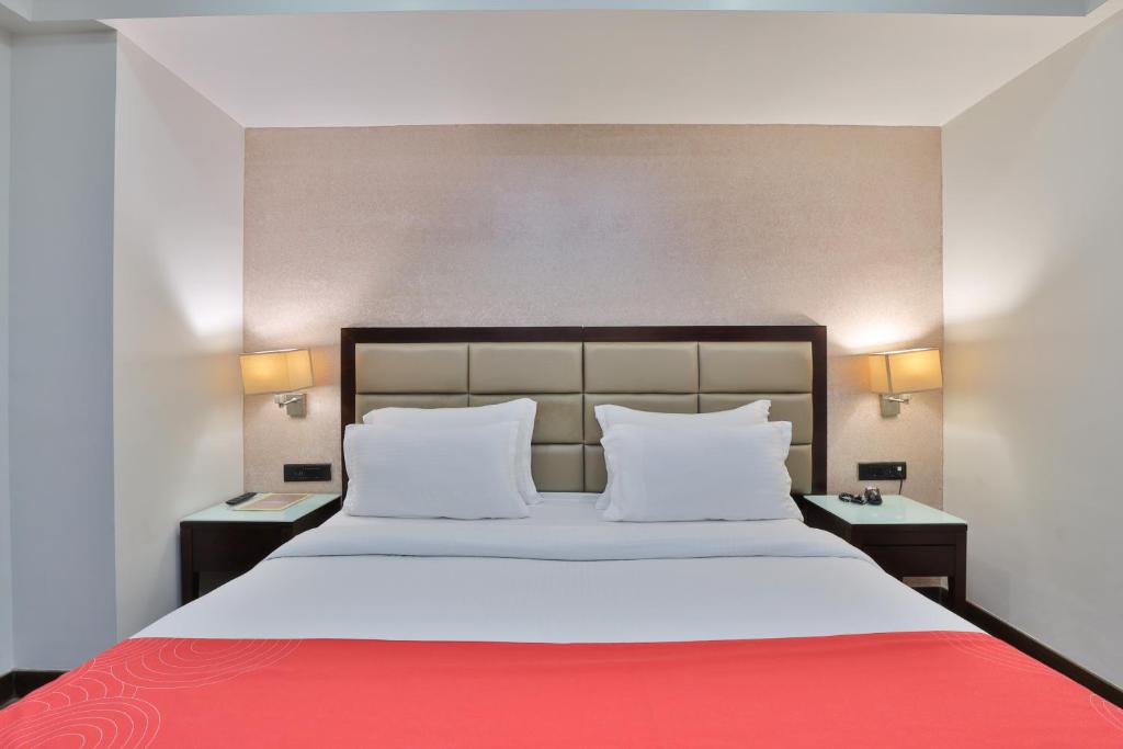 Postel nebo postele na pokoji v ubytování Krios Hotel - Near SG Highway, Ahmedabad