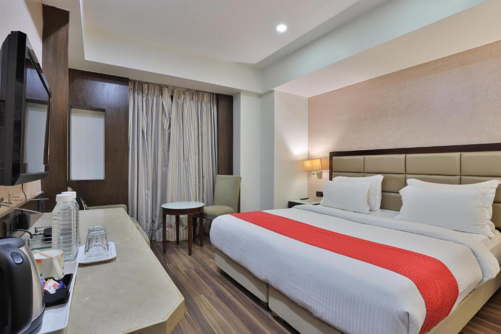 Postel nebo postele na pokoji v ubytování Krios Hotel - Near SG Highway, Ahmedabad