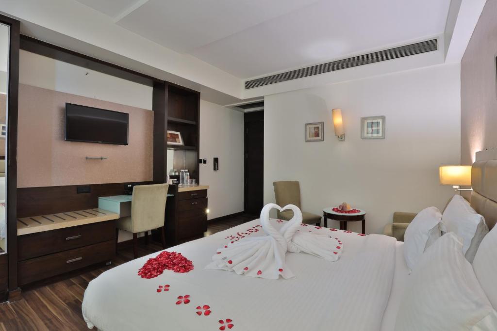 Postel nebo postele na pokoji v ubytování Krios Hotel - Near SG Highway, Ahmedabad