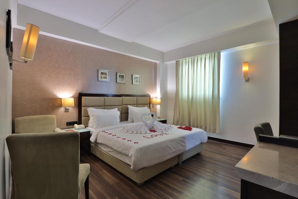 Postel nebo postele na pokoji v ubytování Krios Hotel - Near SG Highway, Ahmedabad
