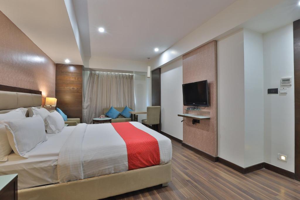 Postel nebo postele na pokoji v ubytování Krios Hotel - Near SG Highway, Ahmedabad
