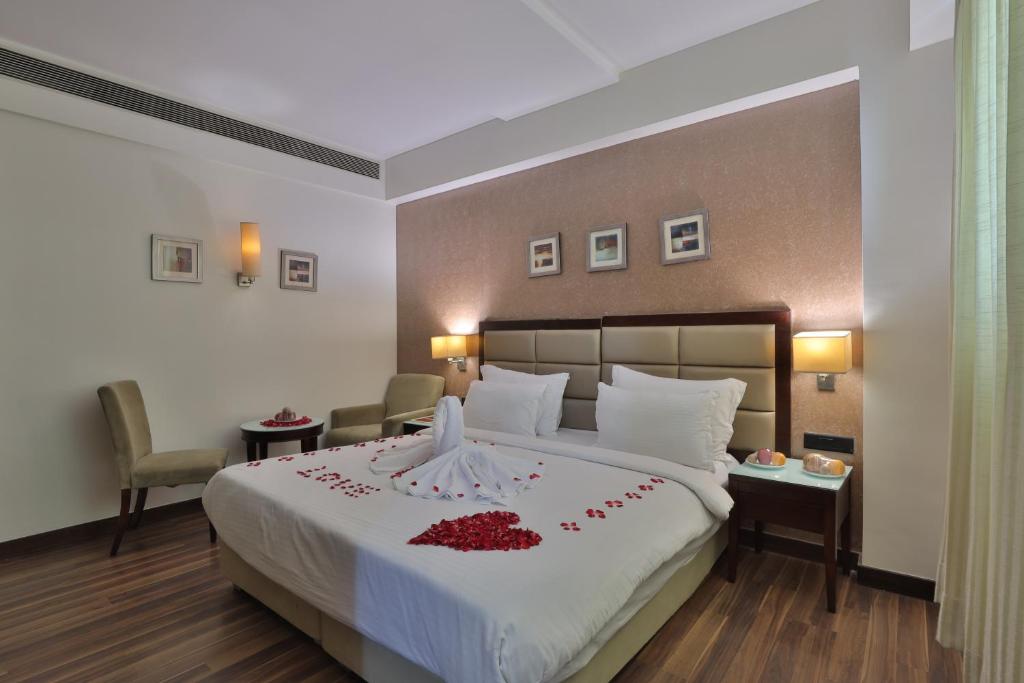 Postel nebo postele na pokoji v ubytování Krios Hotel - Near SG Highway, Ahmedabad