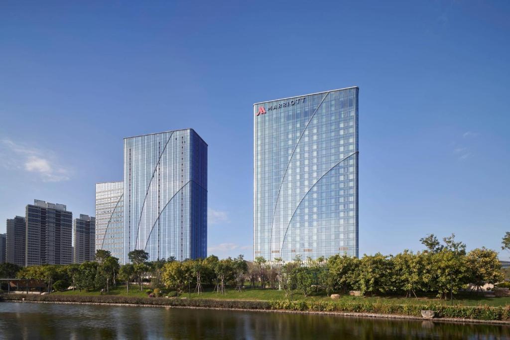 dois edifícios altos em uma cidade ao lado de um rio em Fuzhou Marriott Hotel Riverside em Fucheu