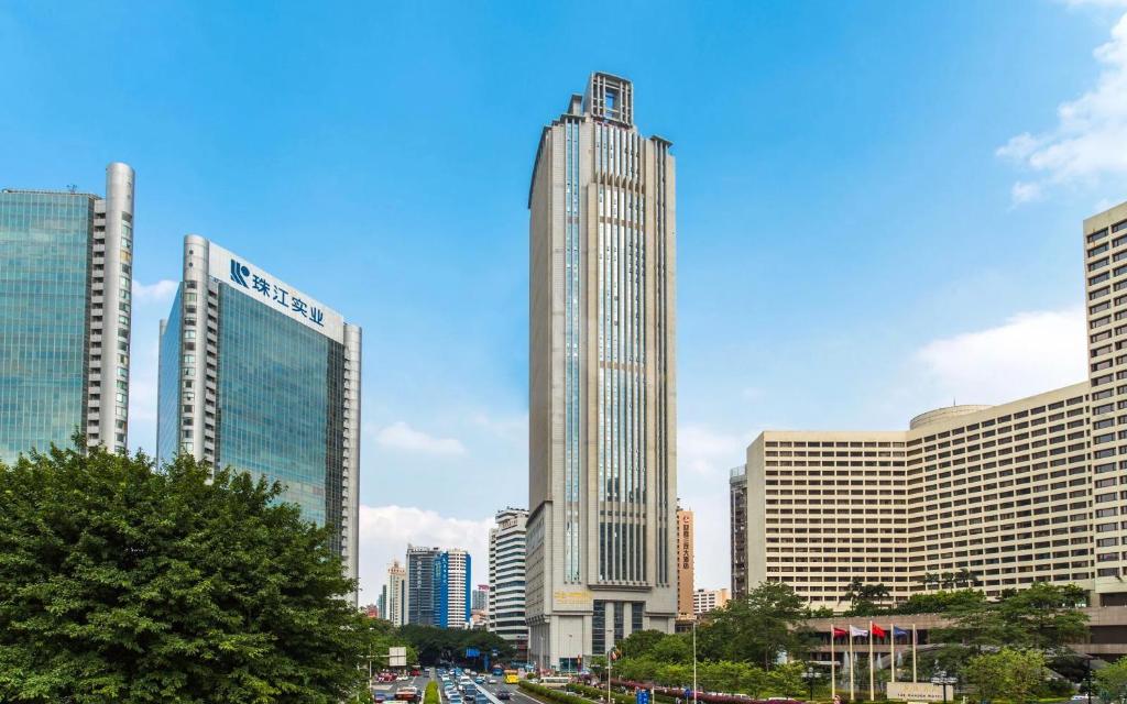 a city skyline with a tall building in the foreground at Guangzhou Zhicheng Leader Tour International Apartment in Guangzhou