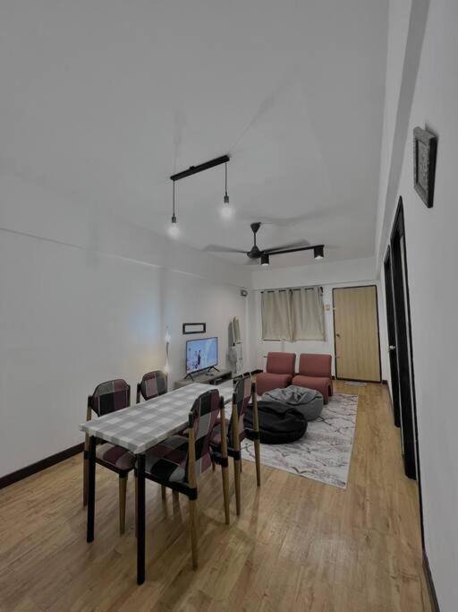 uma sala de estar com uma mesa e um sofá em Ben's Homestay 3 bedroom Apartment em Kajang