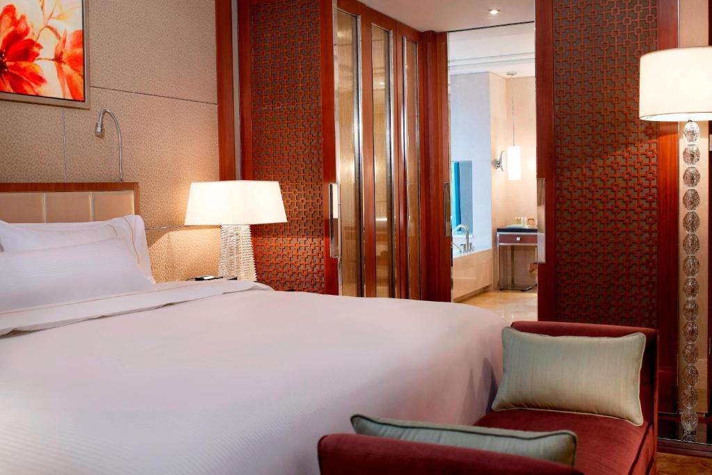 Postel nebo postele na pokoji v ubytování The Westin Tianjin