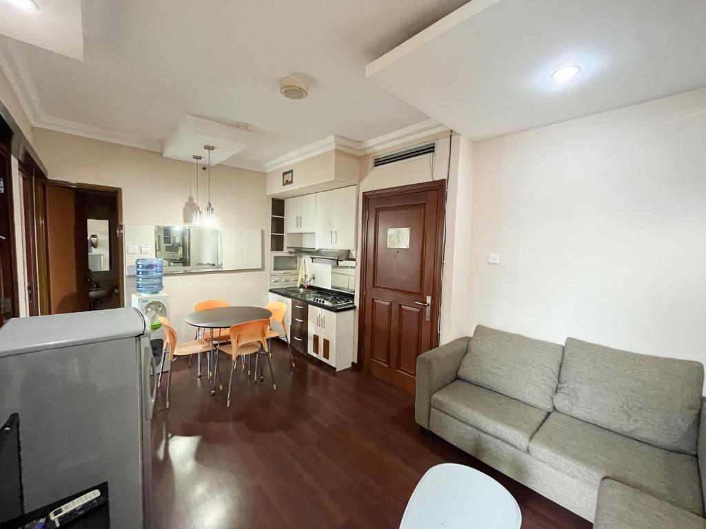 ein Wohnzimmer mit einem Sofa und einem Tisch in der Unterkunft Super Executive G Setiabudi 2BR 1BA - code 15 in Bandung