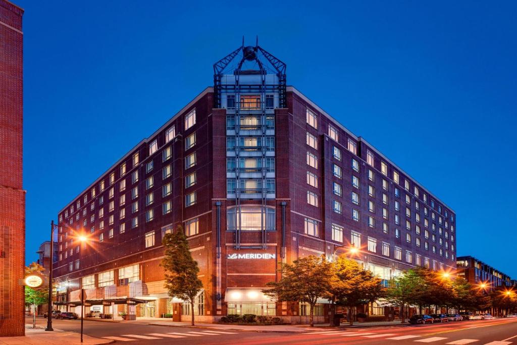 un gran edificio en una calle de la ciudad por la noche en Le Meridien Boston Cambridge, en Cambridge