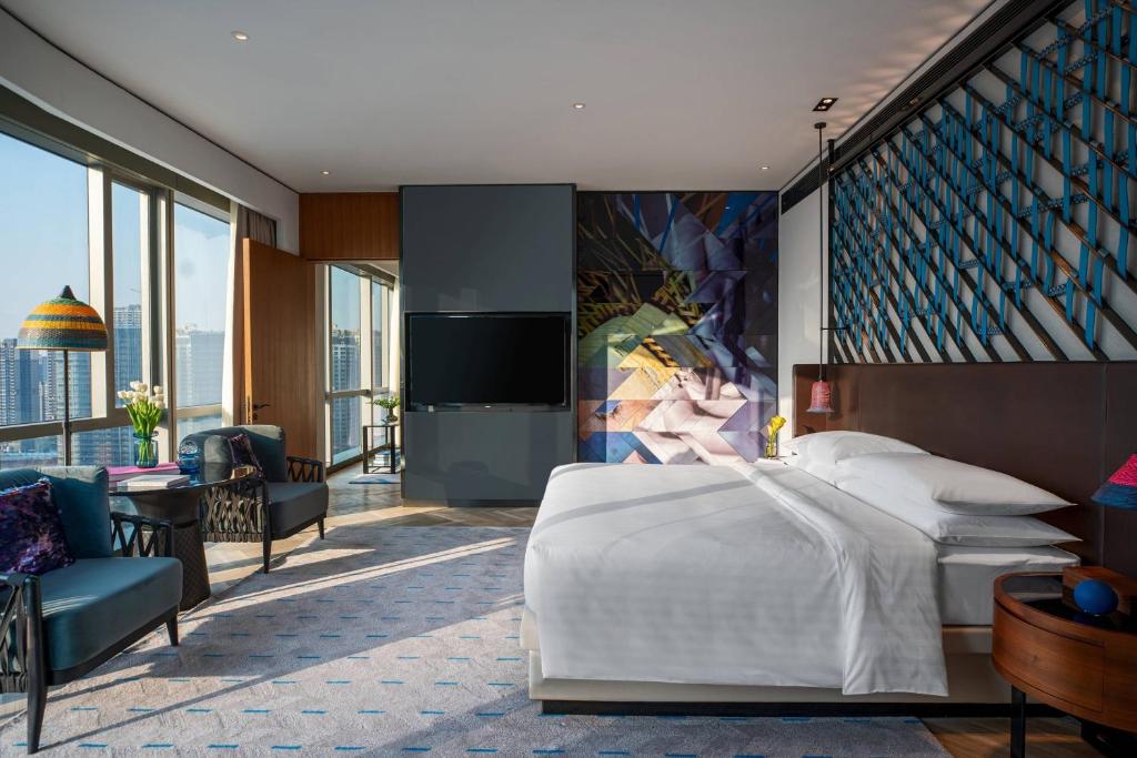 Postel nebo postele na pokoji v ubytování Renaissance Nanning Hotel