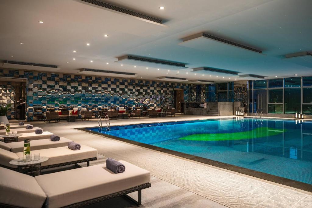 Bazén v ubytování Renaissance Nanning Hotel nebo v jeho okolí