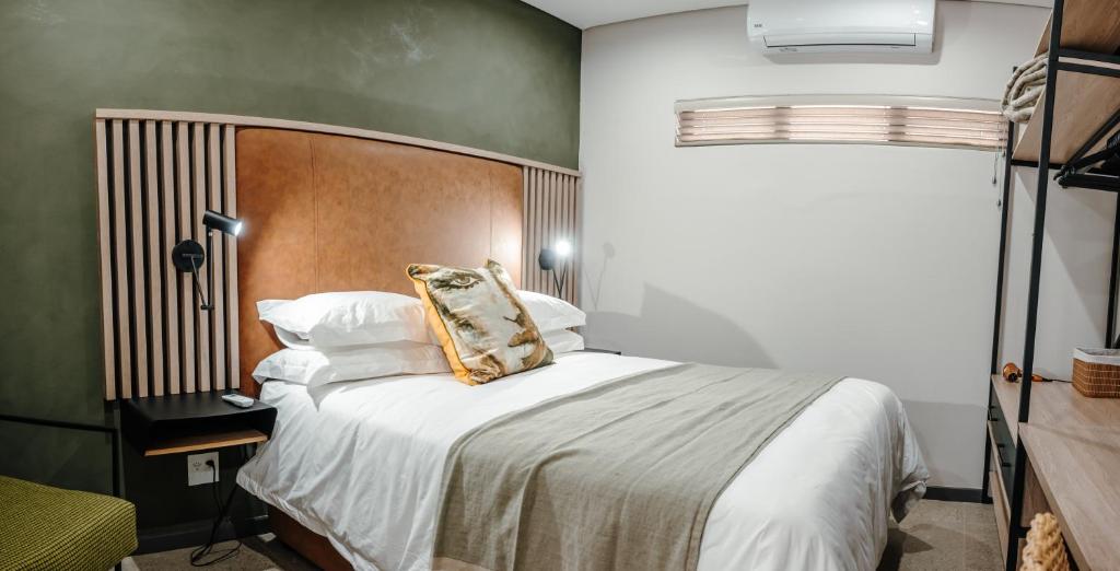 Un dormitorio con una cama grande y una ventana en 80 on Thabo, en Potchefstroom