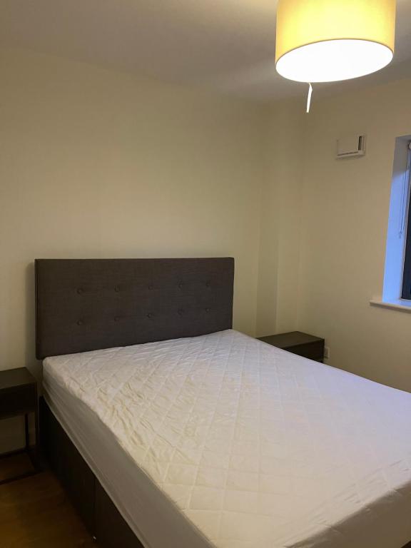 メイヌースにあるPrivate room in a new shared apartmentのベッドルーム1室(大型ベッド1台、白い掛け布団付)