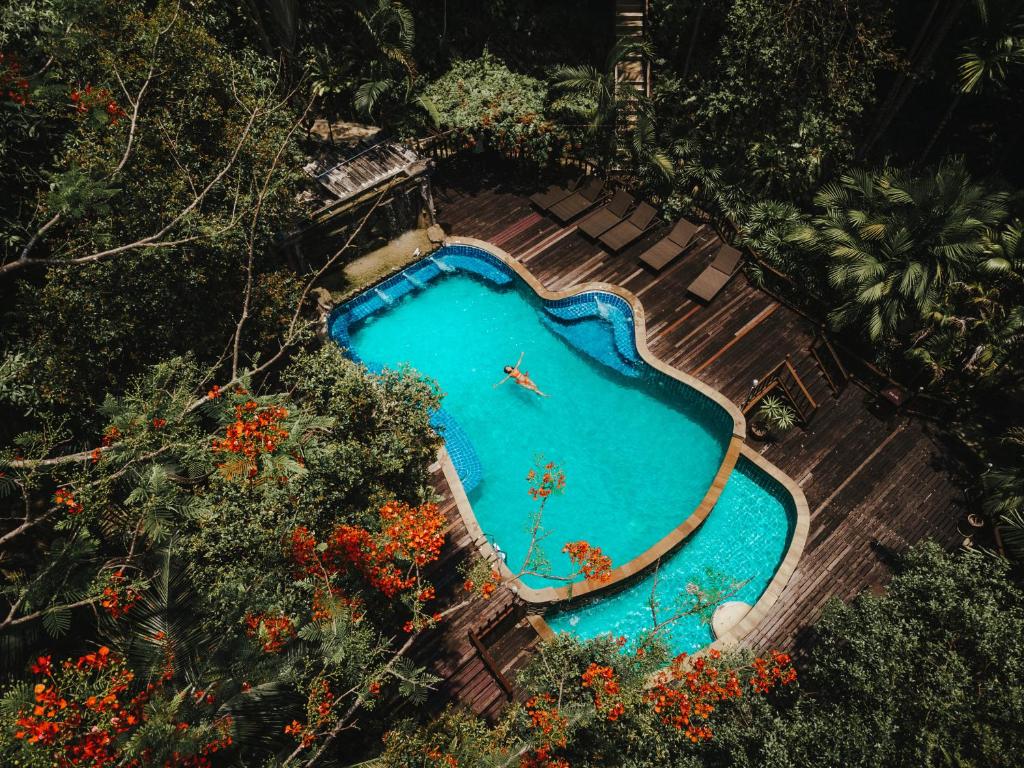 The Vatika Resort and Spa内部或周边的泳池