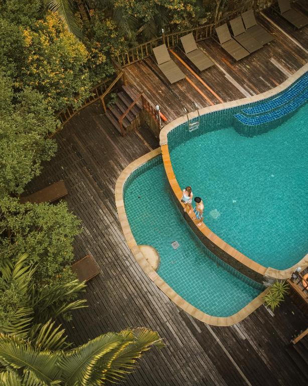 The Vatika Resort and Spa内部或周边的泳池