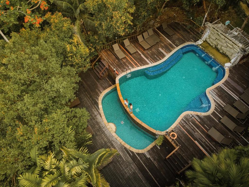 The Vatika Resort and Spa内部或周边的泳池