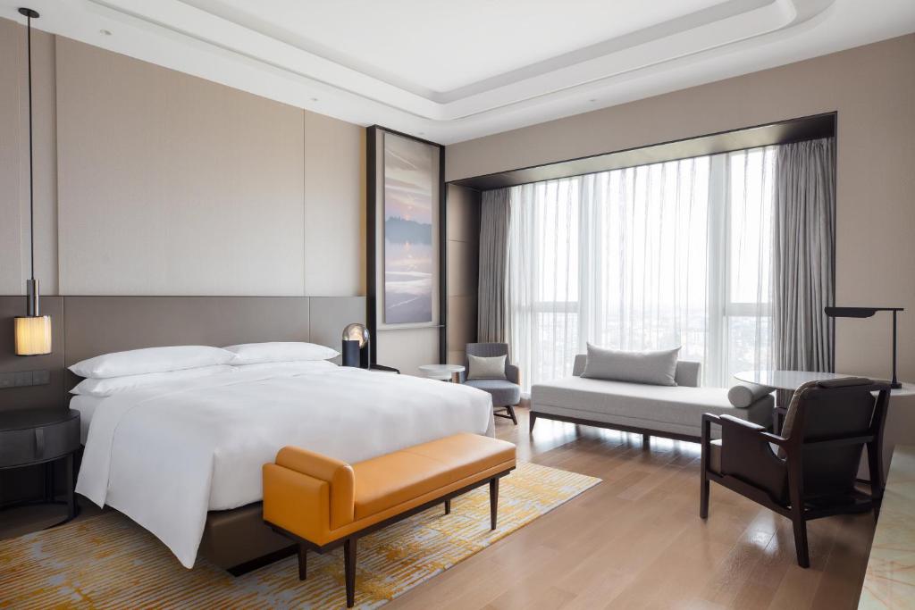 Postel nebo postele na pokoji v ubytování Sheraton Shanghai Fengxian