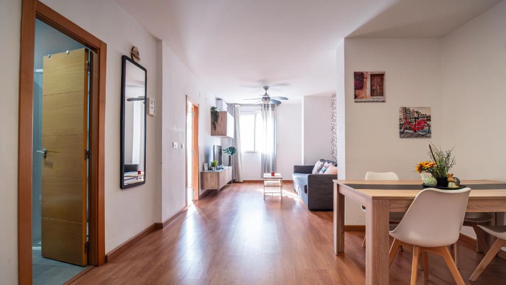 バレンシアにあるCentral apartment, Burjasotのキッチン、リビングルーム(テーブル、椅子付)