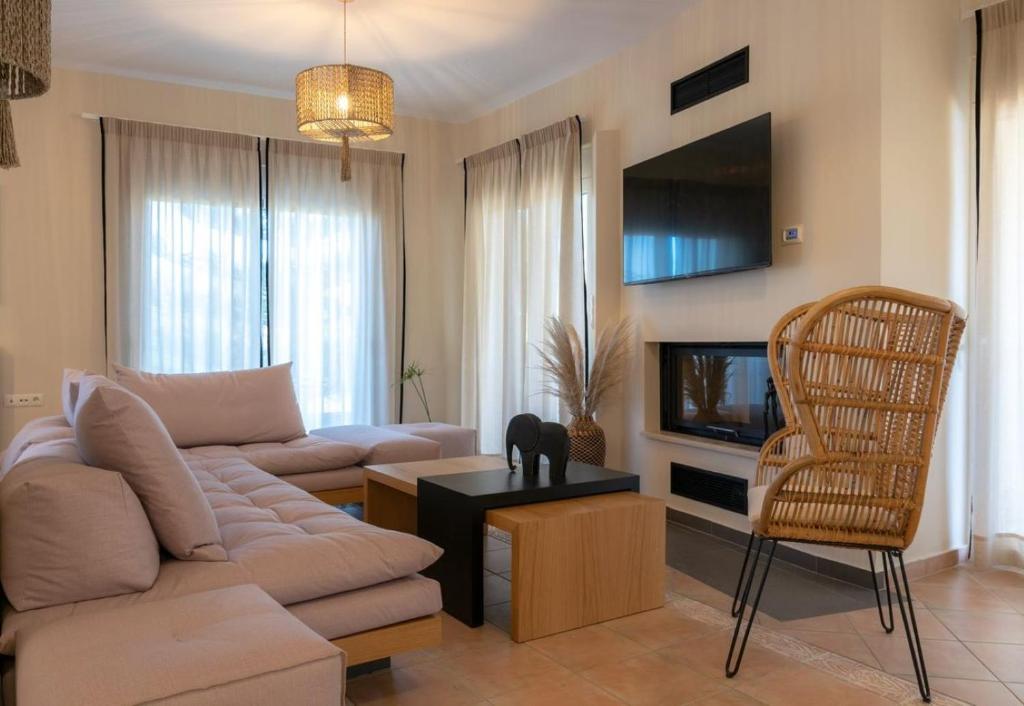 TV a/nebo společenská místnost v ubytování Kipo Paradiso Spa, Yoga & Gym Resort