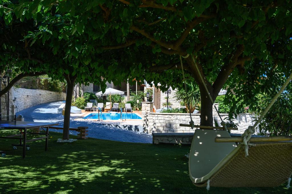 Bazén v ubytování Kipo Paradiso Spa, Yoga & Gym Resort nebo v jeho okolí