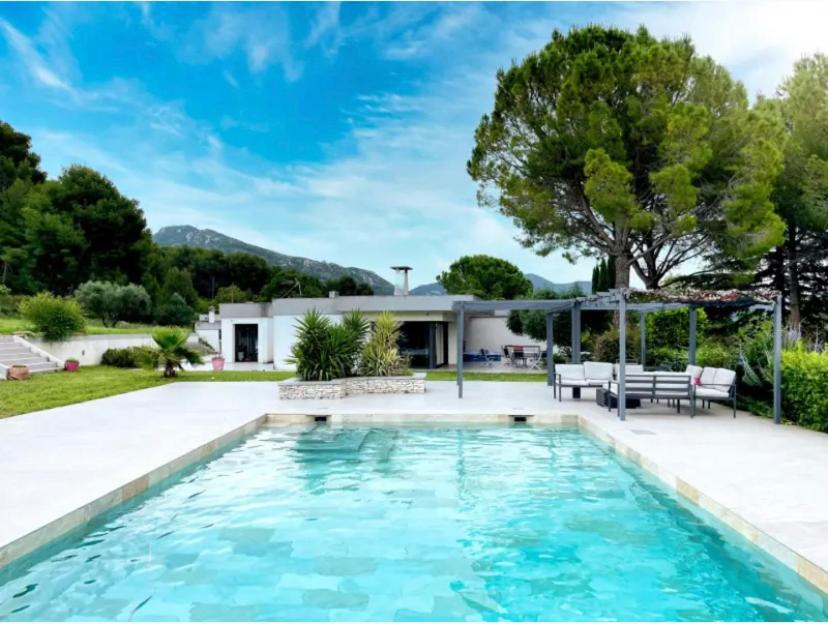 ein Pool vor einem Haus in der Unterkunft Lot de deux villas a louer dans un cadre idyllique a Gemenos in Gémenos