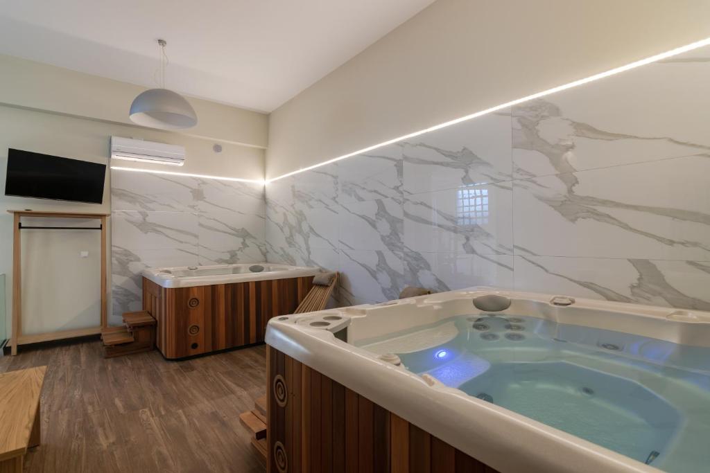 TV a/nebo společenská místnost v ubytování Kipo Paradiso Spa, Yoga & Gym Resort