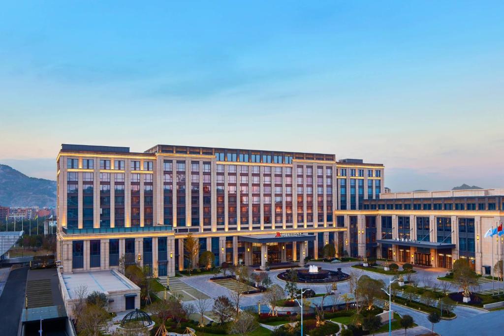 duży budynek z dziedzińcem przed nim w obiekcie Wenzhou Airport Marriott Hotel w mieście Wenzhou