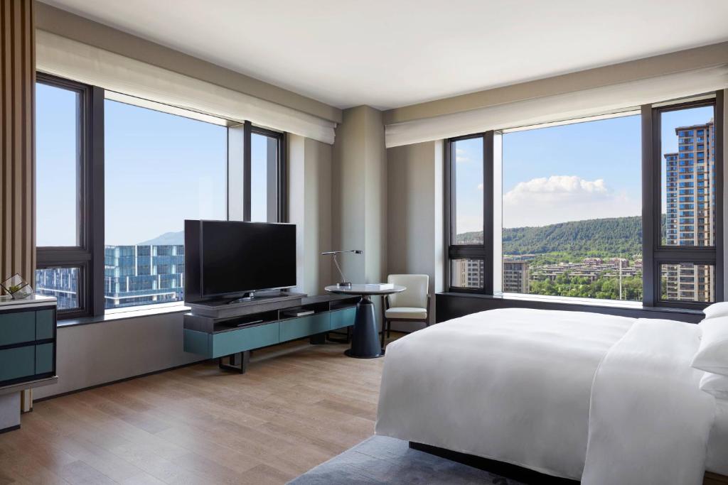TV a/nebo společenská místnost v ubytování Wuhan Marriott Hotel Optics Valley
