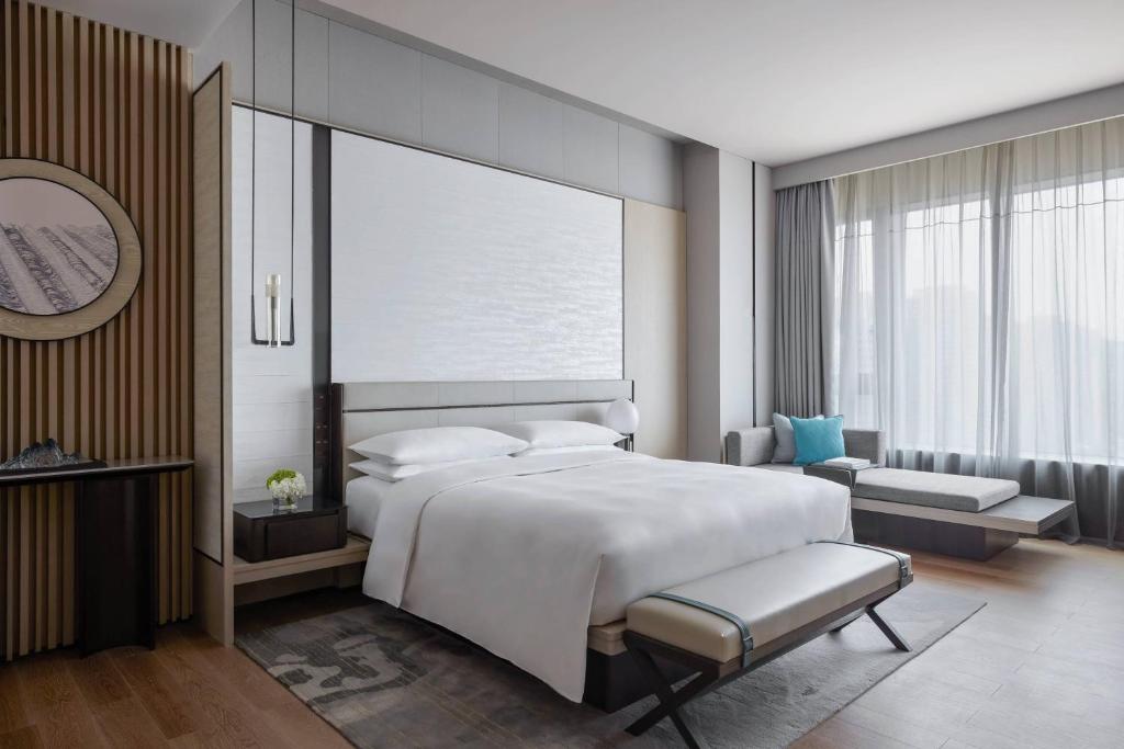 Postel nebo postele na pokoji v ubytování Wuhan Marriott Hotel Optics Valley