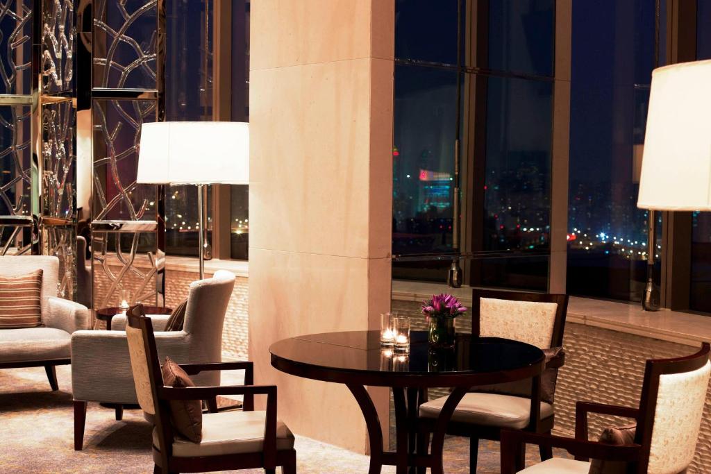 Posezení v ubytování Sheraton Grand Shanghai Pudong Hotel & Residences