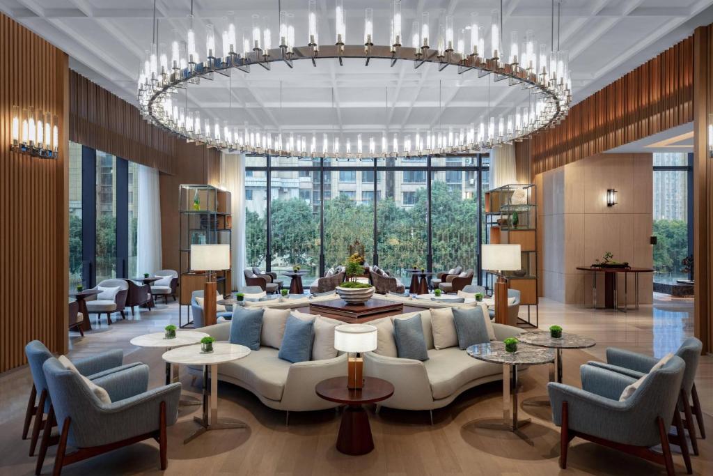 蘇州市にあるCourtyard by Marriott Suzhou Muduの大きなシャンデリアが備わるホテルロビー