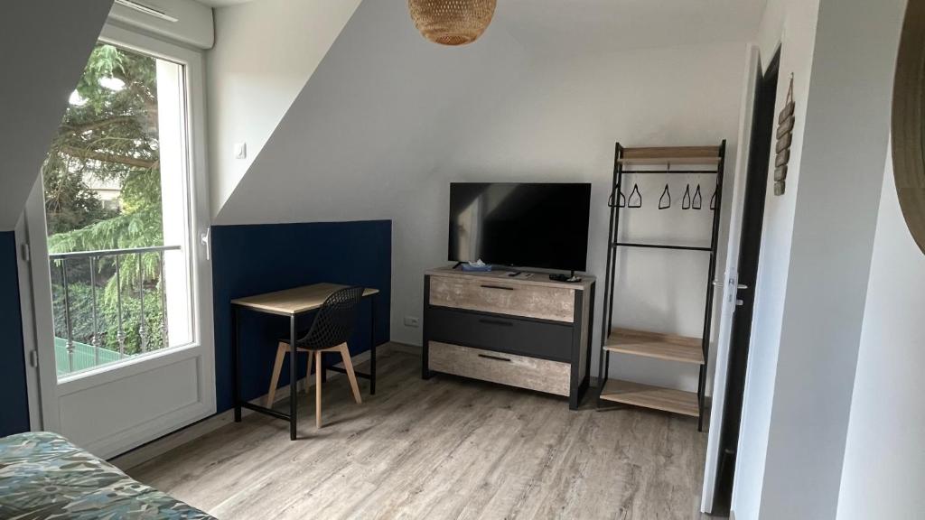 TV a/nebo společenská místnost v ubytování Chambre Escapade - SDB WC Privatif - Entrée autonome - Grande TV NETFLIX