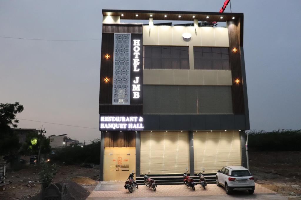 un edificio con motocicletas estacionadas frente a él en Hotel JMB en Jodhpur