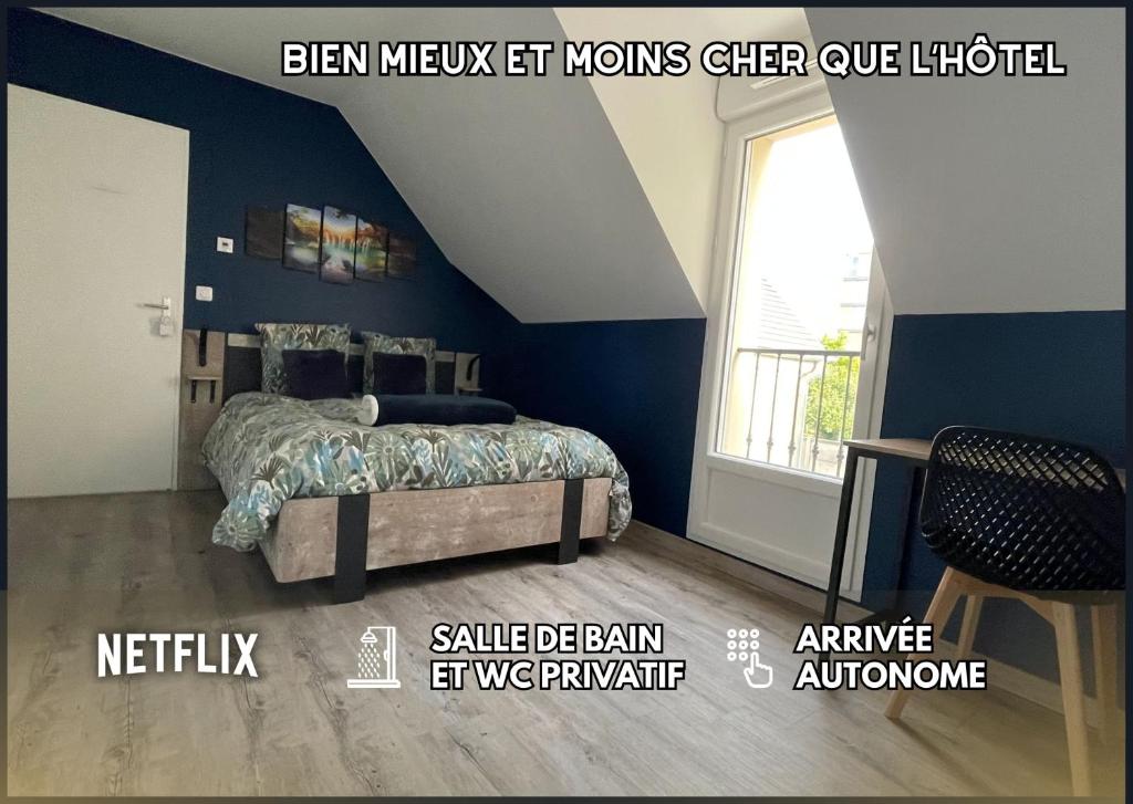 een slaapkamer met een bed en een blauwe muur bij Chambre Escapade - SDB WC Privatif - Entrée autonome - Grande TV NETFLIX in Compiègne