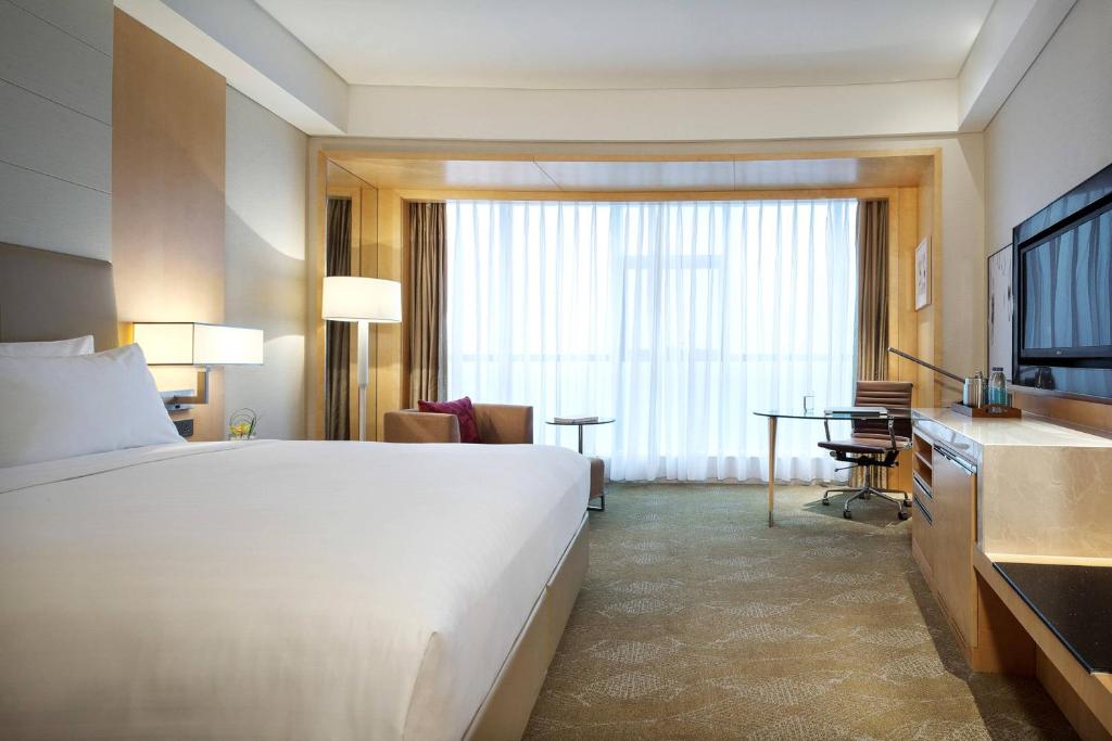 Ένα ή περισσότερα κρεβάτια σε δωμάτιο στο Courtyard by Marriott Hangzhou Qianjiang