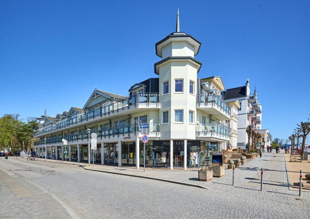 ツィノヴィッツにあるStrandpalais Luise von Preussen - Nebenhaus vom Strandhotel Preussenhofの白い建物