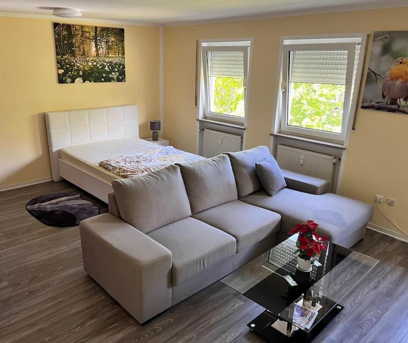 sala de estar con sofá y cama en Apartment in Gilching en Gilching