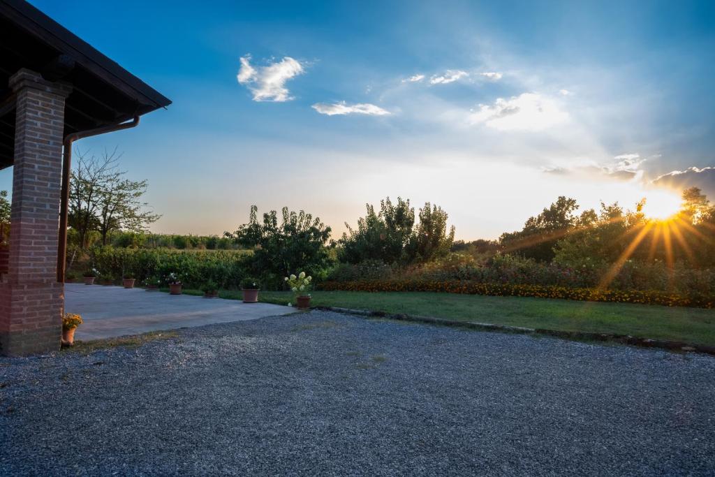 Východ nebo západ slunce při pohledu z bed and breakfast nebo okolí